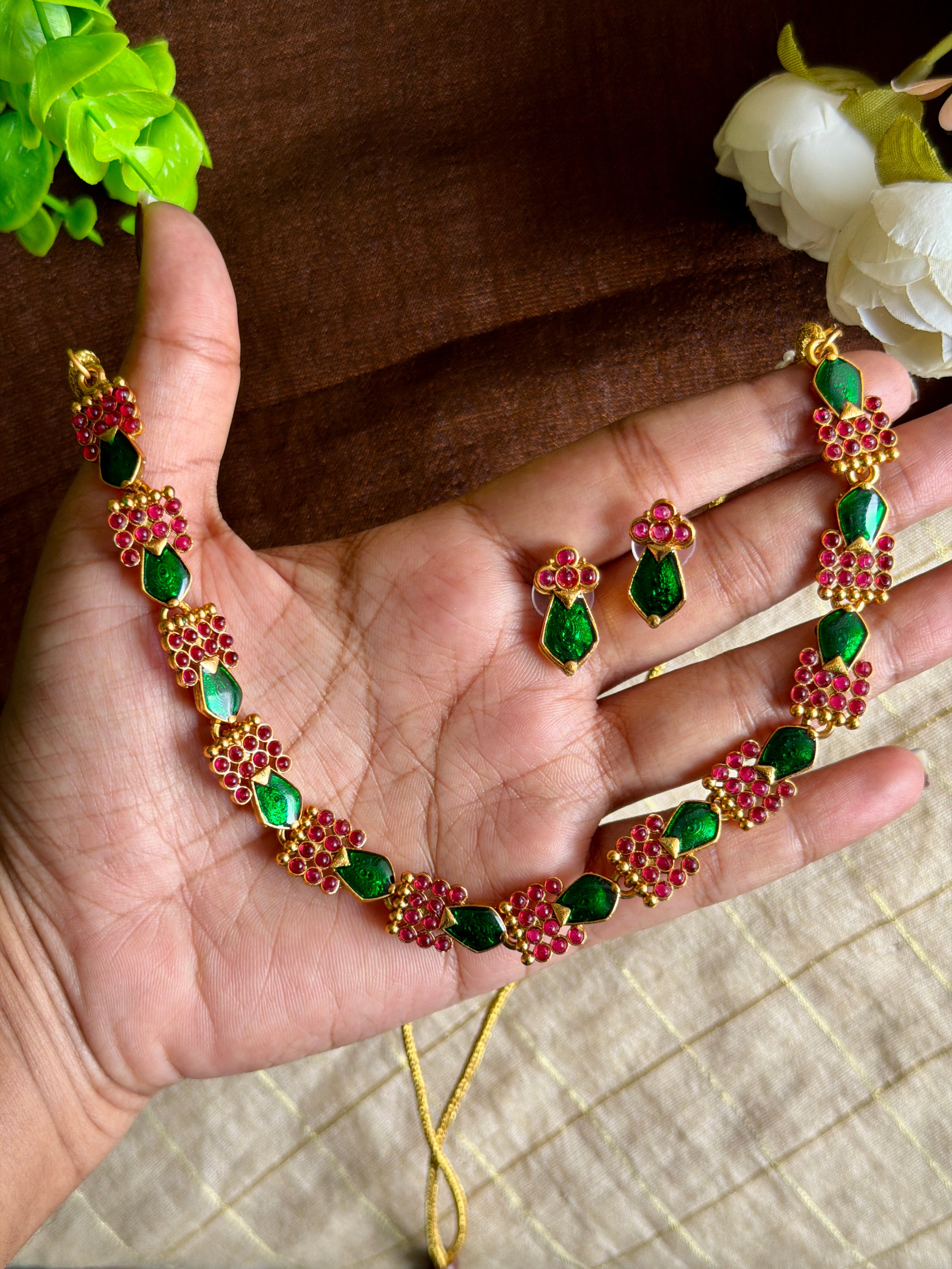 Vaiga Necklace Set