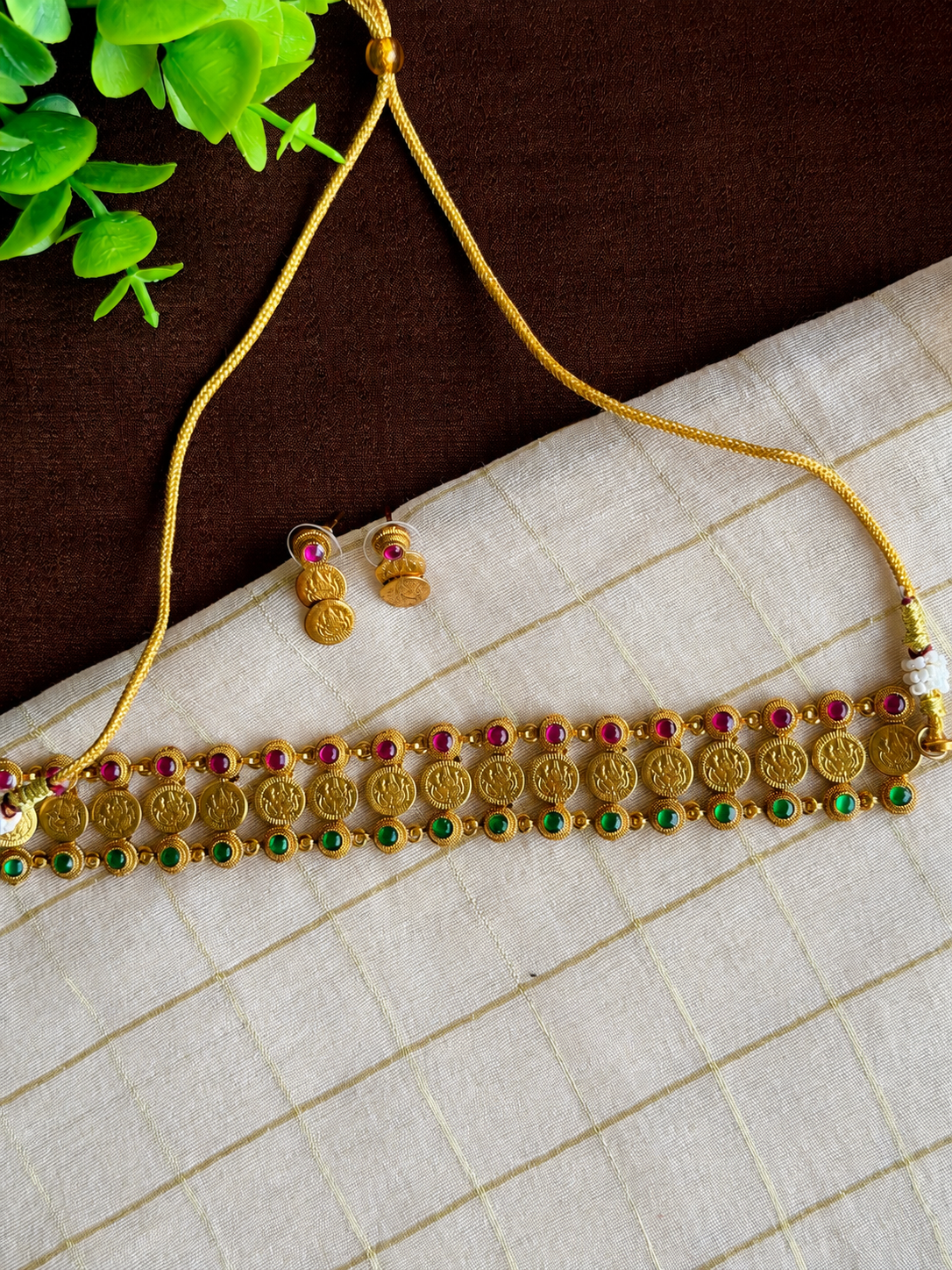 Coin Choker With Stones